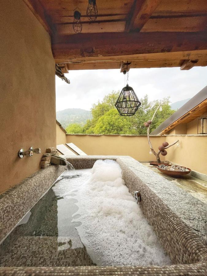 La Terrazza Naturas Con Romantica Mini Piscina Calda Sui Tetti Rossana Exterior photo