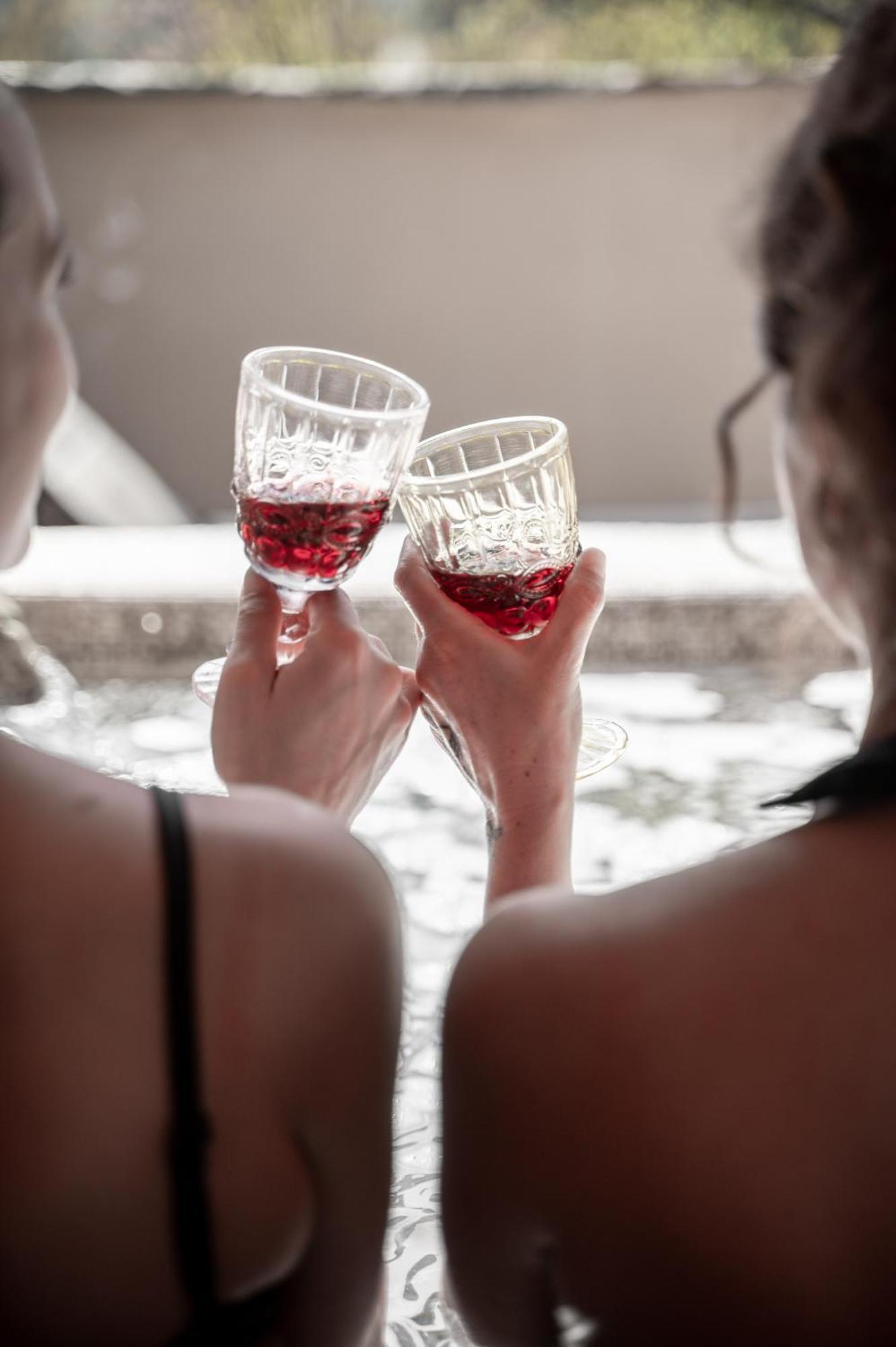 La Terrazza Naturas Con Romantica Mini Piscina Calda Sui Tetti Rossana Exterior photo