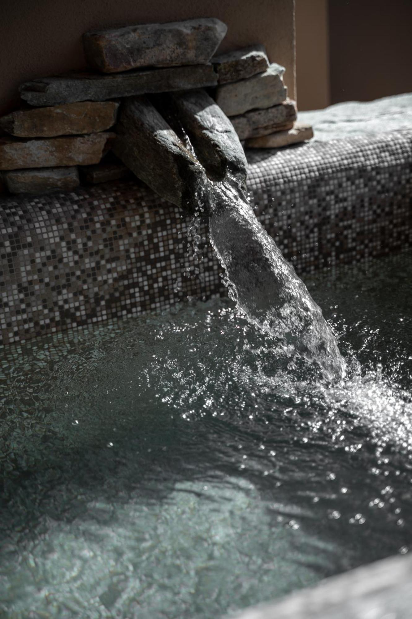 La Terrazza Naturas Con Romantica Mini Piscina Calda Sui Tetti Rossana Exterior photo